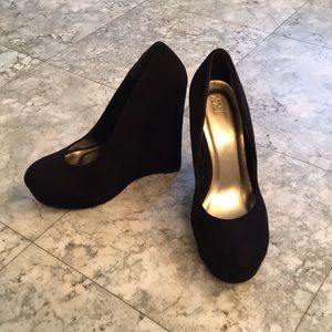 Black sued wedge heels